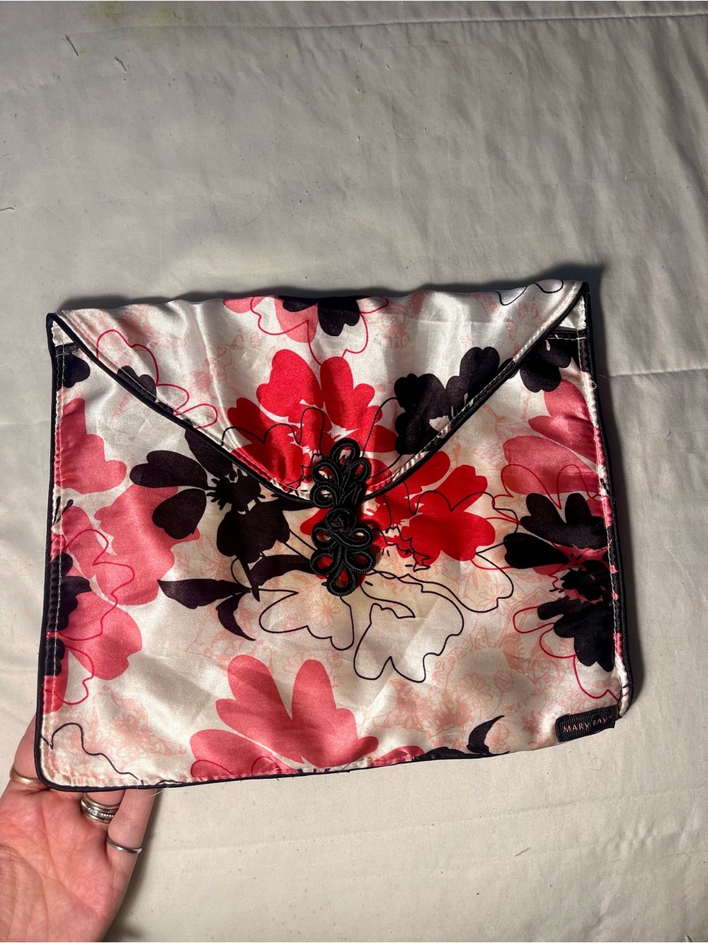 Mary Kay : Satin Cosmetics Bag!!
